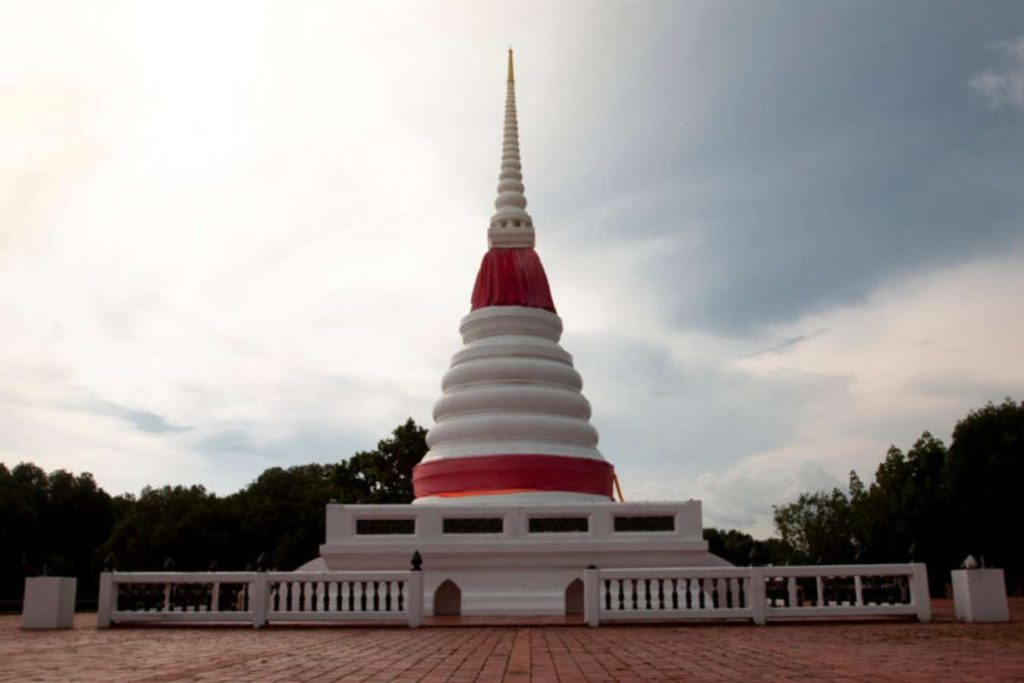 พระเจดีย์กลางน้ำ