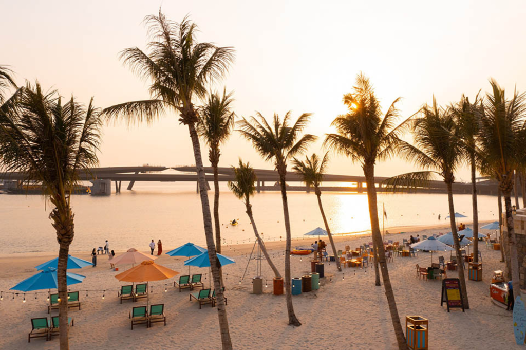 Di chuyển xe máy ngắm nhìn Sunset Town
