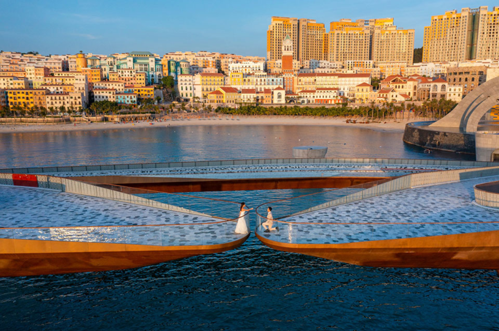 Tham quan và Cầu Hôn tại Kiss Bridge