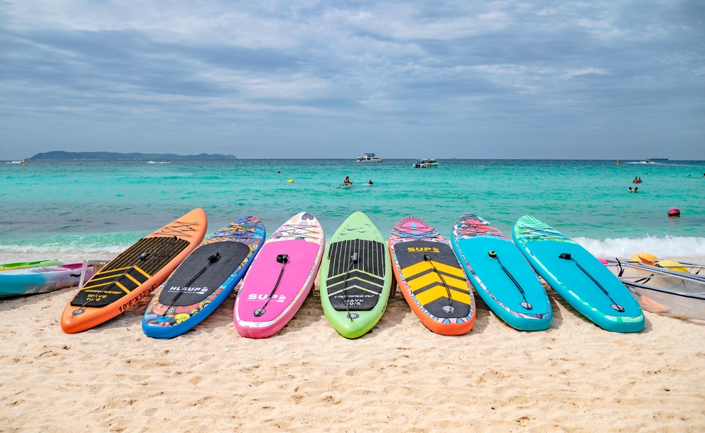 Enjoy surfing and relaxing for day trips in koh larn at pattaya 