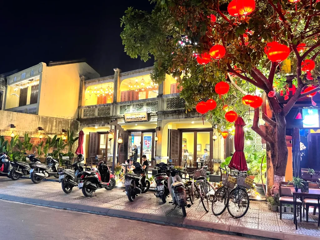 Hàng quán ven đường tại Hội An