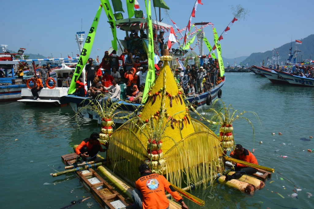Larung Sembonyo di Pantai Prigi