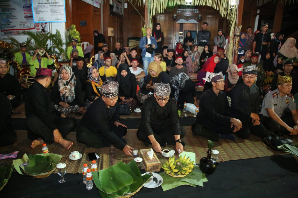 Tumpeng Sewu dilaksanakan di bulan Dzulhijjah