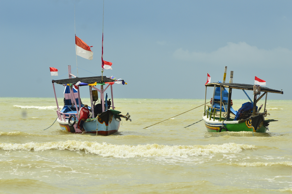 Naik perahu di Pantai Karang Jahe