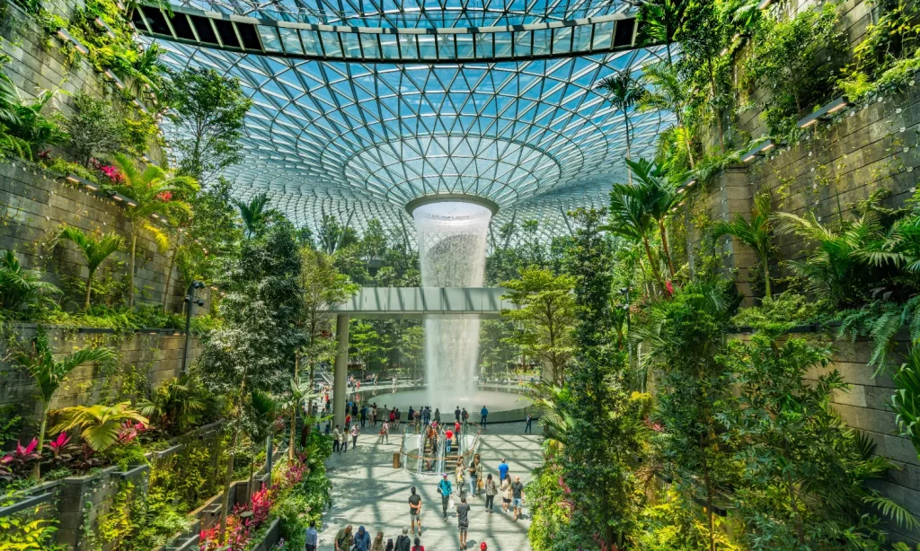 Sân bay Changi tại Singapore được bao phủ bởi cây xanh