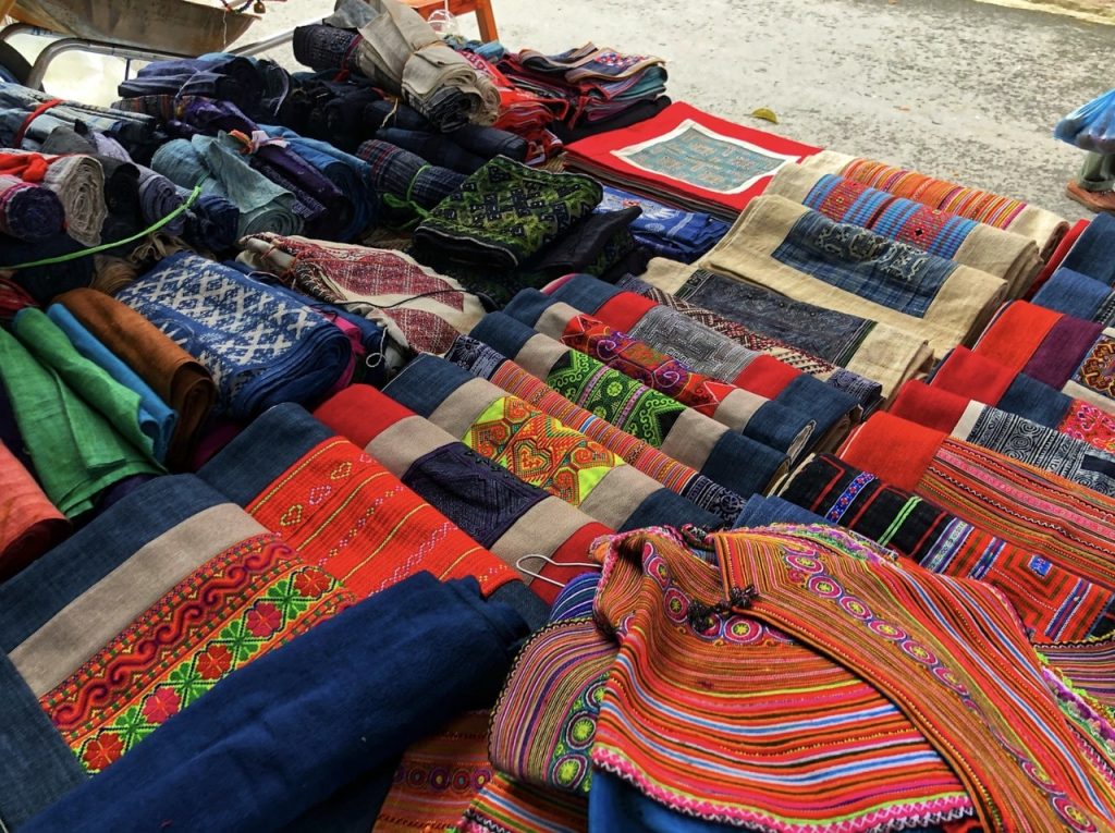 đồ thổ cẩm tại chợ phiên Bắc Hà