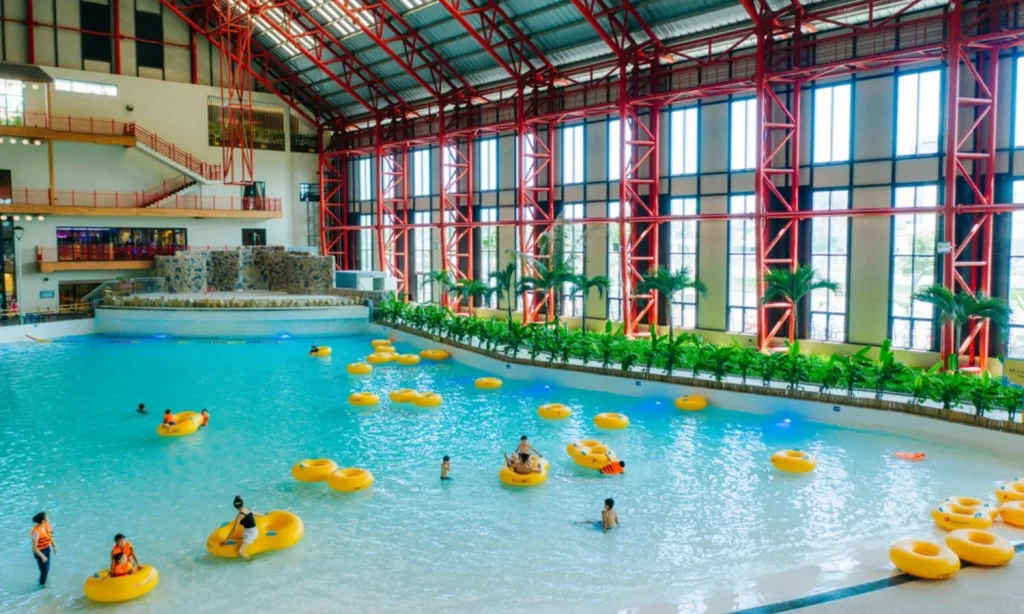 Hồ bơi tạo sóng tại công viên nước Đà Nẵng