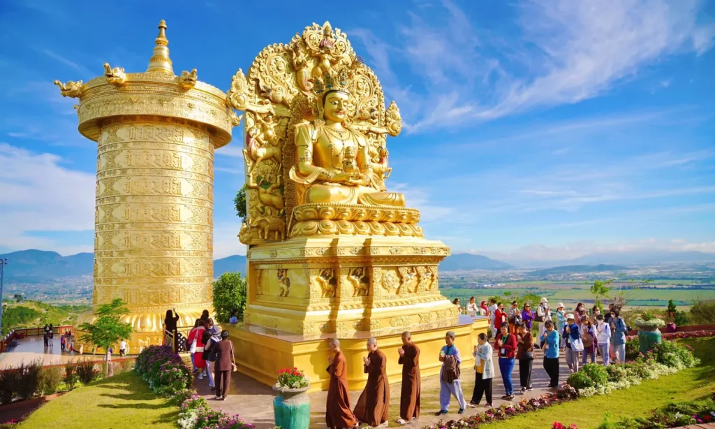 Tượng Đức Phật Vô Lượng Thọ ngoài trời