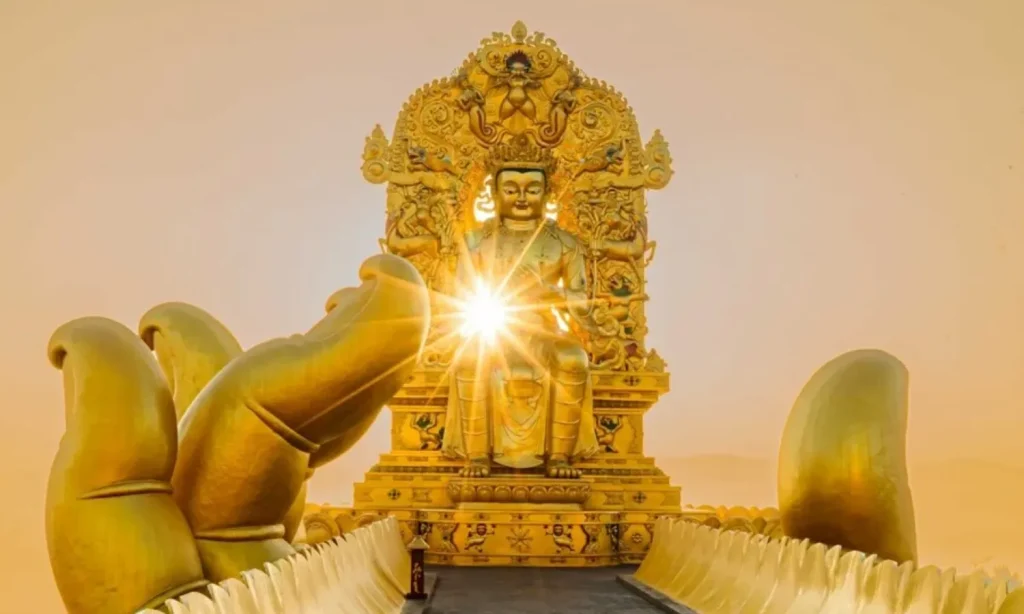 Mặt trời chiếu rọi qua tượng Đức Phật Di Lặc