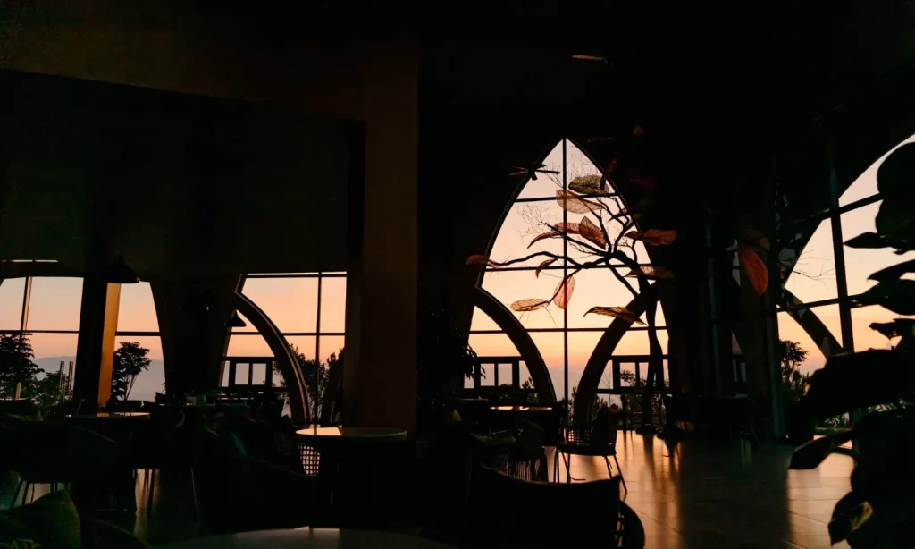 Tiệm cafe chiếc lá