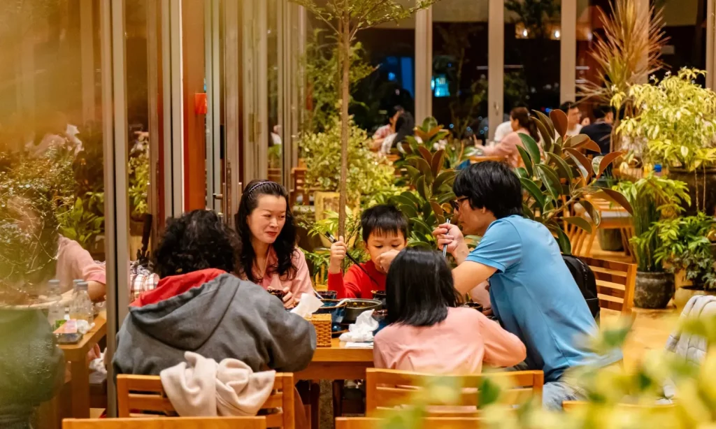 Du khách trải nghiệm ẩm thực chay tại nhà hàng