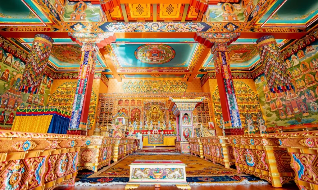 Bên trong nhà trưng bày Drigung Kagyu Samten Ling