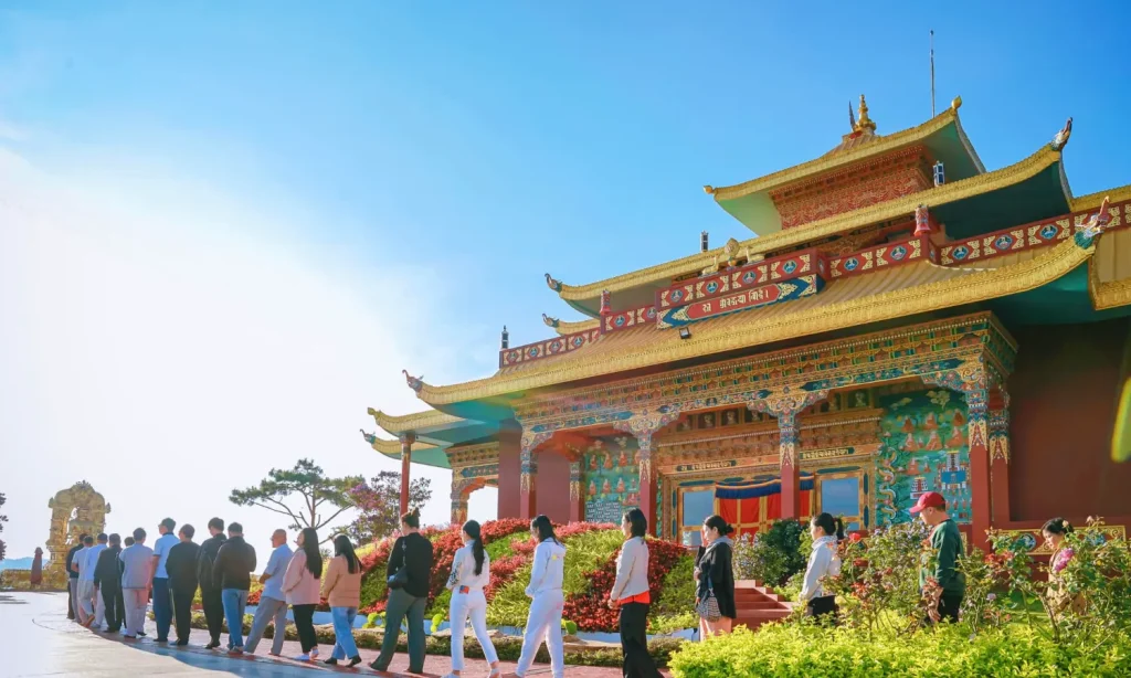 Hoạt động thiền và đi bộ quanh nhà trưng bày