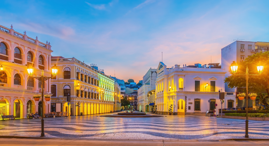 ที่เที่ยวมาเก๊าต่อมาตั้งอยู่ในย่านประวัติศาสตร์ของมาเก๊า จัตุรัสเซนาโด (Senado Square) คือจุดศูนย์กลางที่โดดเด่นด้วยสถาปัตยกรรมสไตล์โปรตุเกสและพื้นกระเบื้องที่มีสีสัน