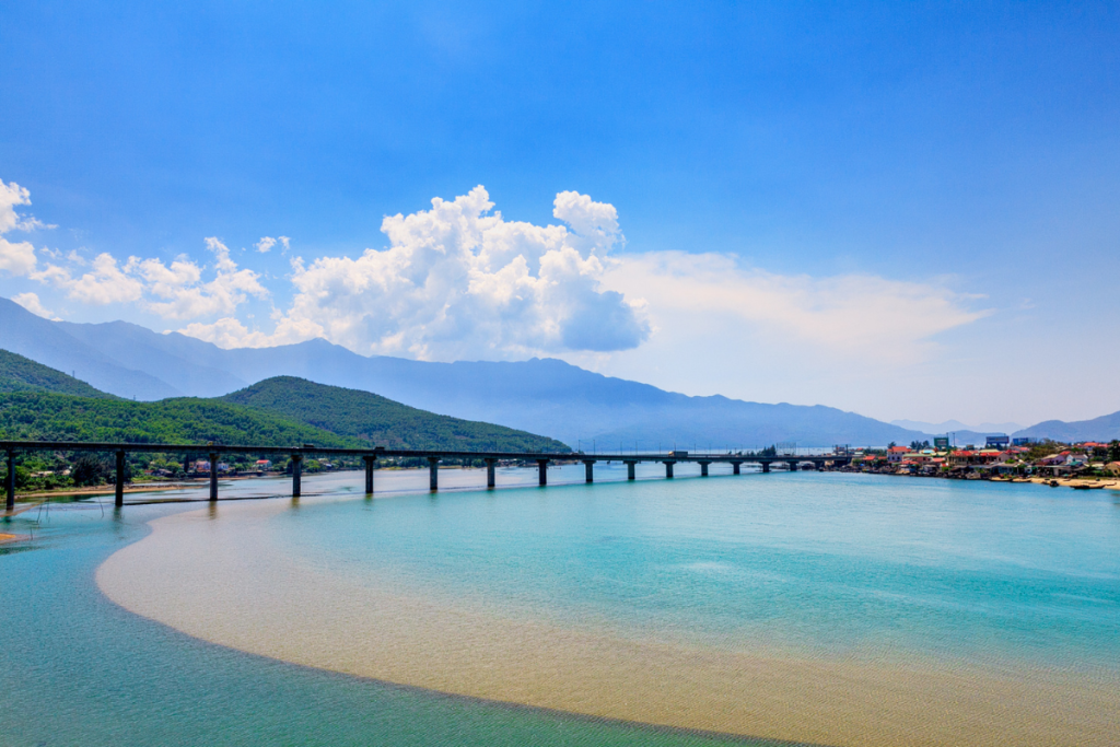 Phong cảnh thiên nhiên hữu tình tại Vịnh Lăng Cô