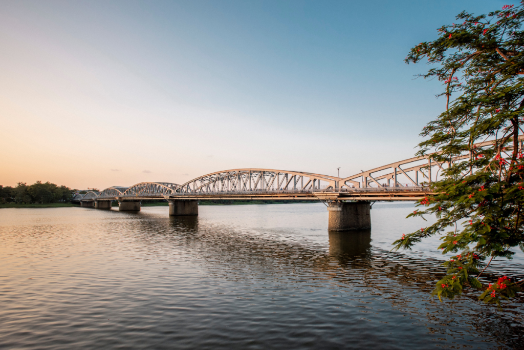 Phong cảnh thơ mộng cầu Tràng Tiền Huế