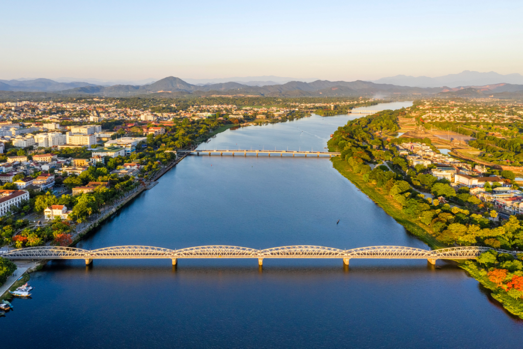 Toàn cảnh vẻ đẹp thơ mộng của sông Hương nhìn từ trên cao