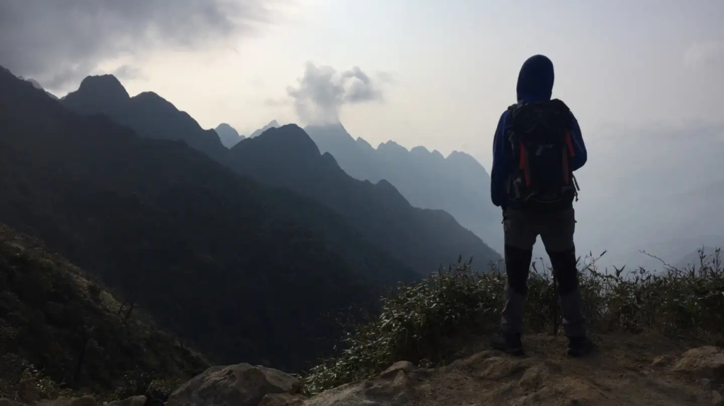 Trekking lên đỉnh Fansipan có thể giúp du khách có những khoảng yên bình kết nối với thiên nhiên hùng vĩ