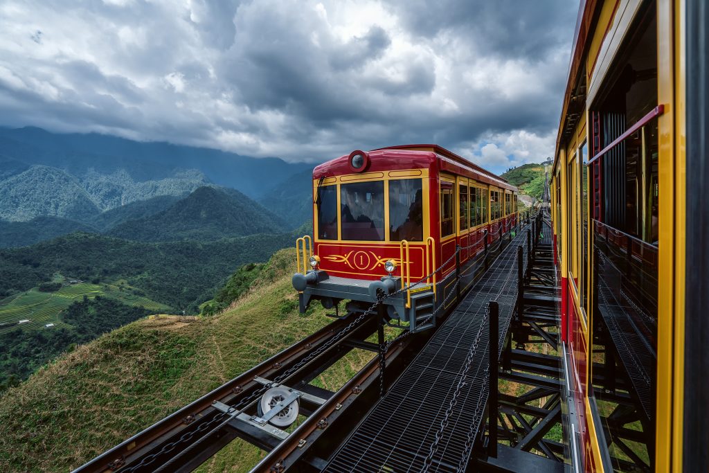 Tàu lửa leo núi Mường Hoa