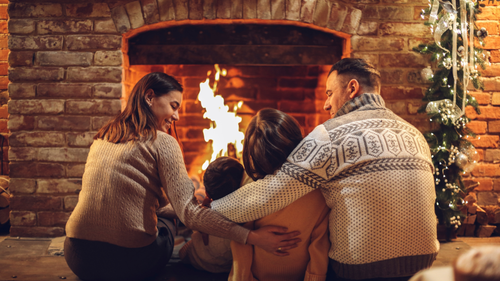 一家人围坐在壁炉旁的幸福画面