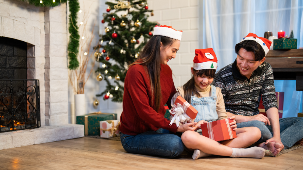 孩子们拆礼物的幸福瞬间