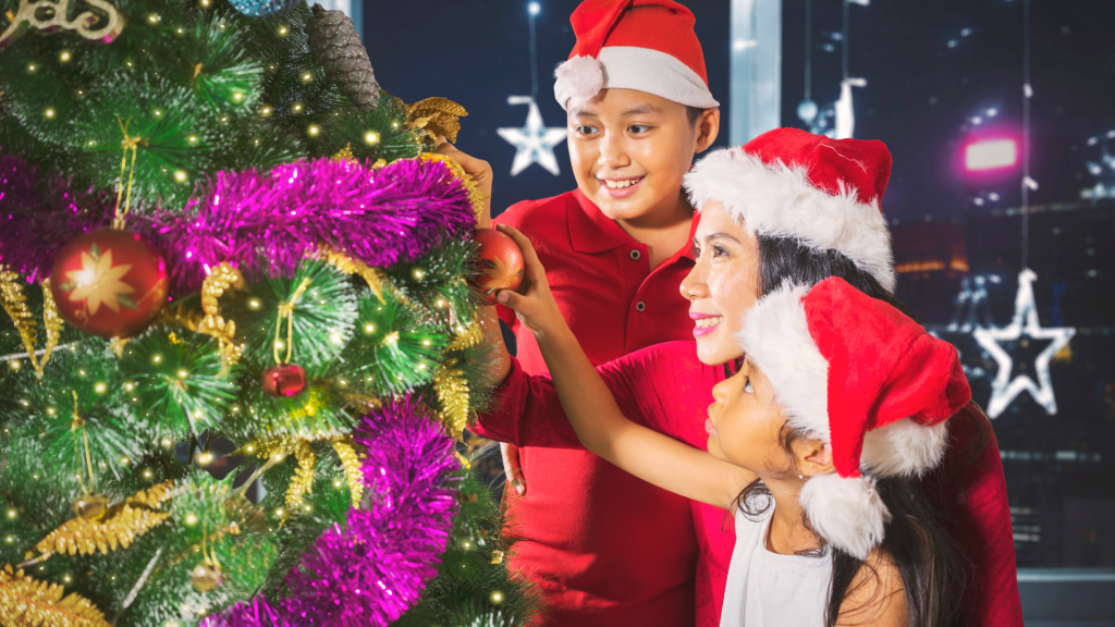 圣诞树与礼物的家庭温馨场景