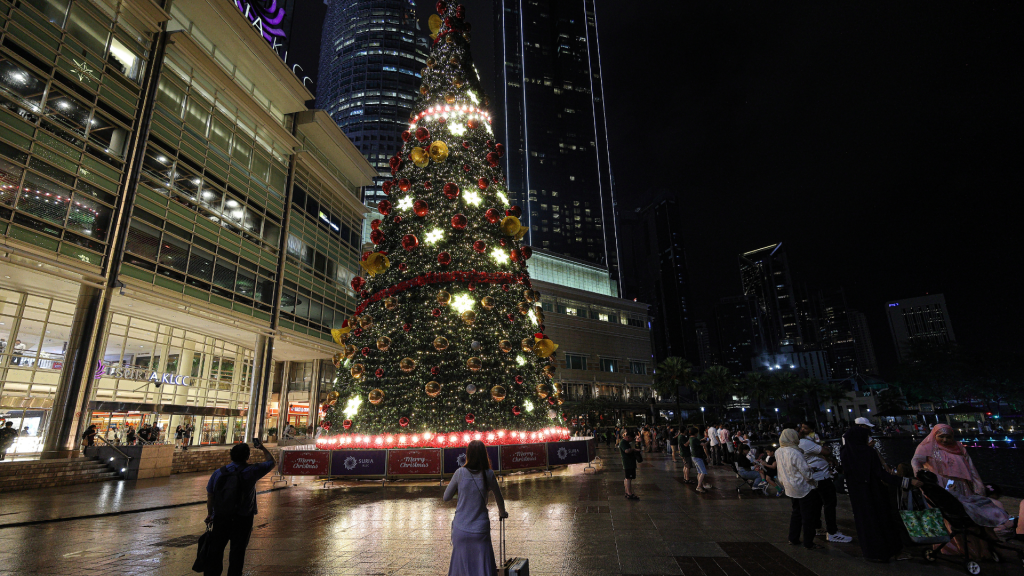布满圣诞灯光的城市街道