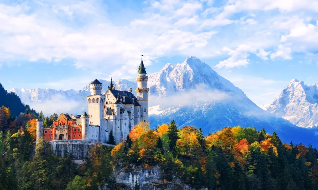 lâu đài Neuschwanstein và dãy núi Alps  tại Đức