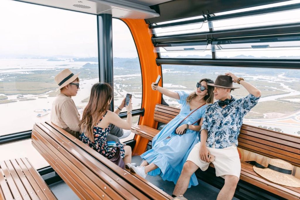 Nhóm du khách trải nghiệm cáp treo Sun World Cát Bà | Chợ Cát Bi Hải Phòng