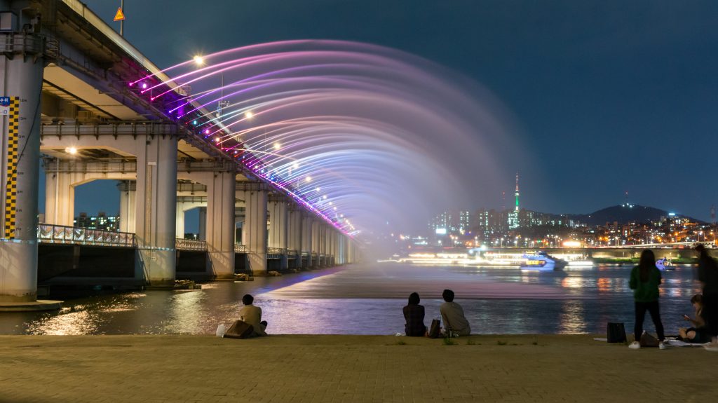 สะพานน้ำพุสายรุ้งบันโพ (Banpo Bridge Fountain)