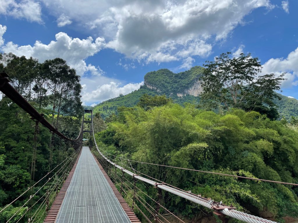 สะพานแขวนเขาพัง หรือสะพานเขาเทพพิทักษ์เป็นอีกหนึ่งแลนด์มาร์คที่ท่องเที่ยวสุราษฎร์ธานี