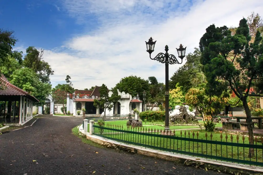 Pesan Travel Pasteur Trans Kantor Pusat - Area Kuliner Primkopal