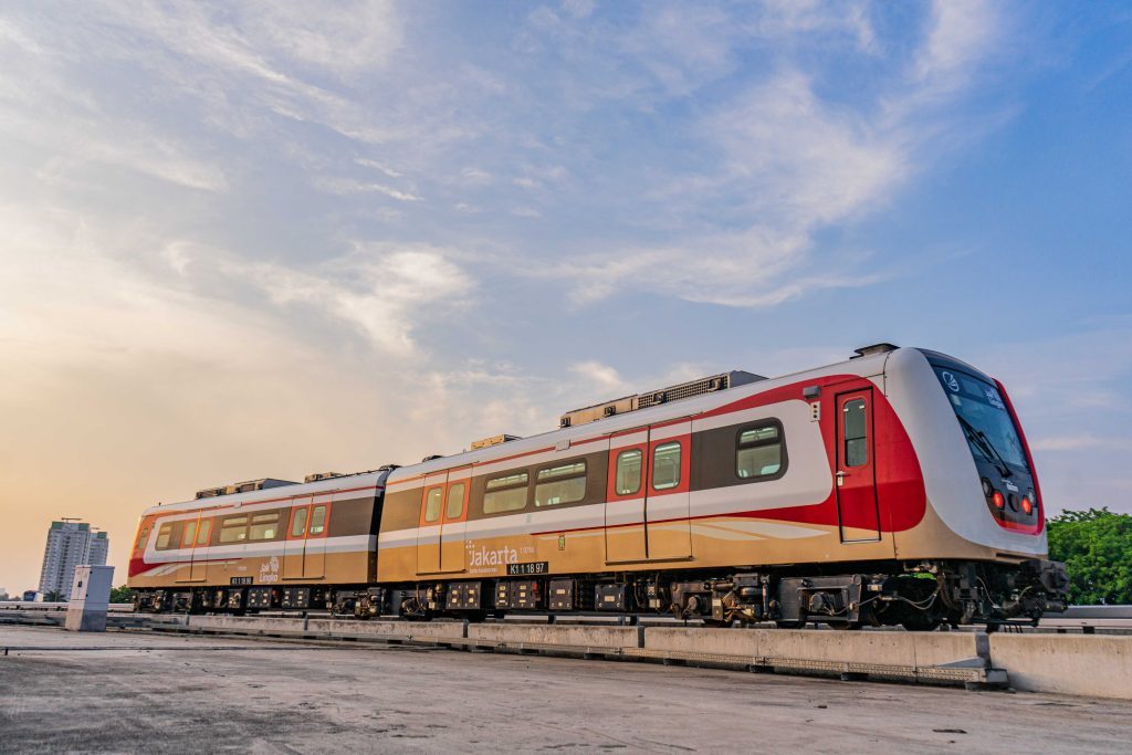 Cara ke Stasiun Whoosh Halim Naik LRT