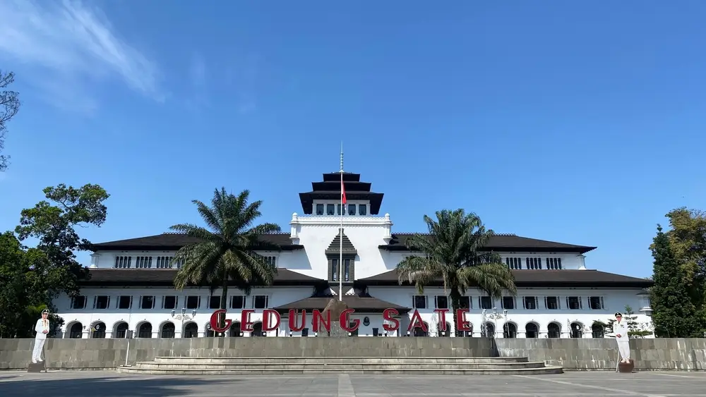 Landmark Terkenal & Tempat Wisata Dekat Pool Bhinneka Shuttle Pasteur Bandung