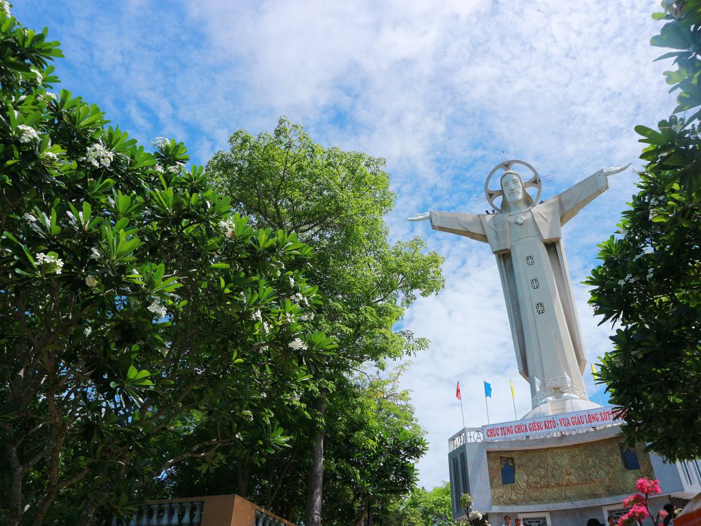 Hình ảnh tượng chúa Kito Vua uy nghiêm trên đỉnh núi Nhỏ | Bản đồ du lịch Vũng Tàu