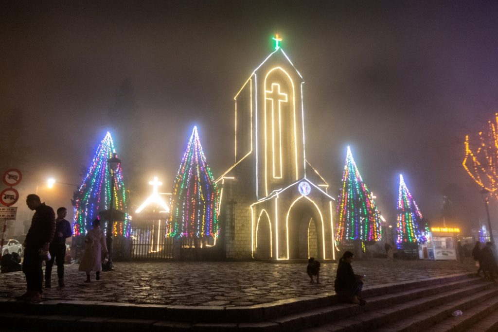 Nhà thờ đá Sapa lung linh ánh đèn về đêm | Du lịch Sapa mùa đông