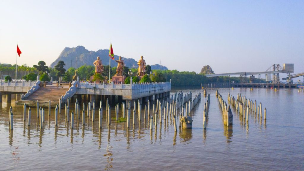 Di tích Bạch Đằng Giang trang nghiêm trong nắng sớm 