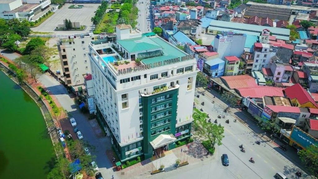 The Tray Hotel Hai Phong nằm ngay cạnh hồ xanh mát | Di tích Bạch Đằng Giang