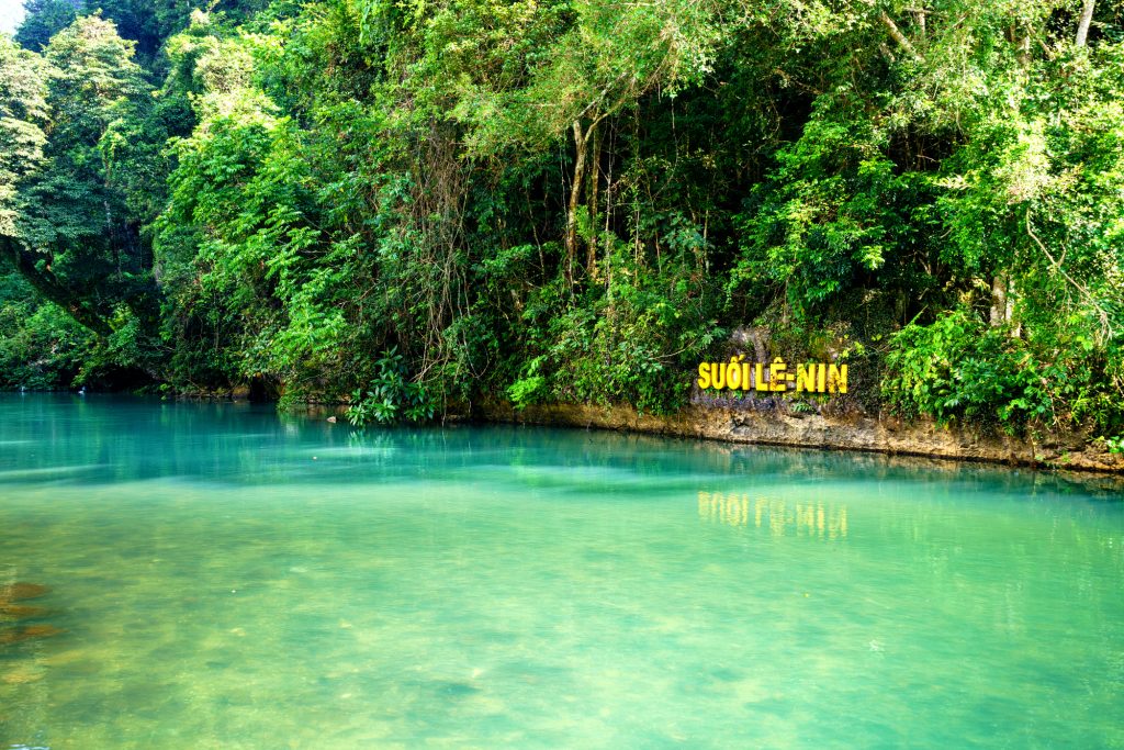 Suối Lê Nin trong veo thuộc Di tích lịch sử Pác Bó