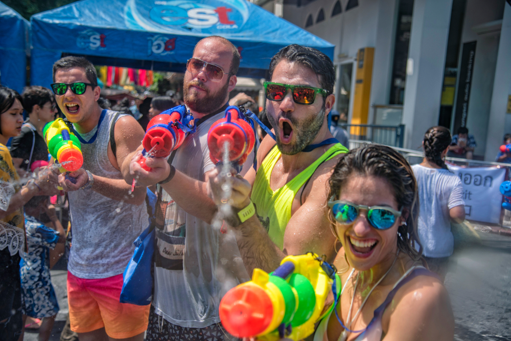 du khach nuoc ngoai tham gia le hoi Songkran