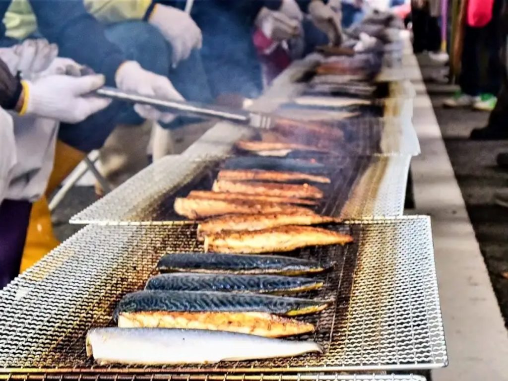 Món ăn từ cá thu đao – hay còn gọi là sanma – là món ăn đặc trưng không thể bỏ qua khi du lịch Nhật Bản mùa thu 