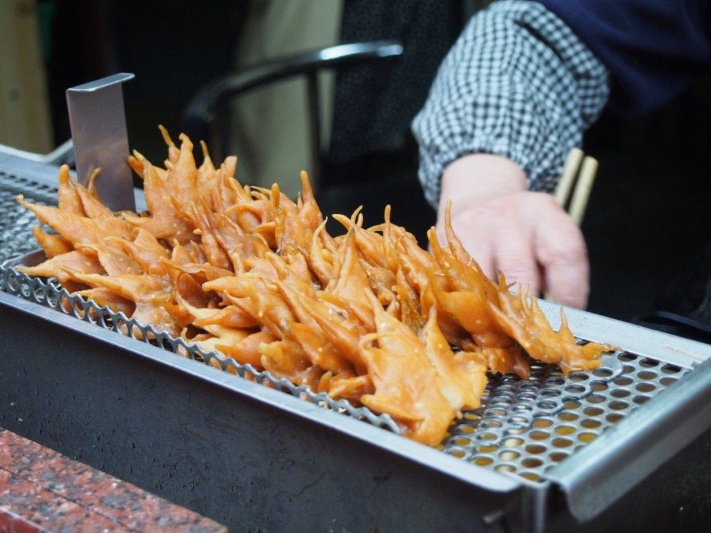 Tempura Momiji, hay bánh lá phong chiên giòn, là một món ăn độc đáo mang đậm dấu ấn văn hóa Nhật Bản | Du lịch Nhật bản mùa thu