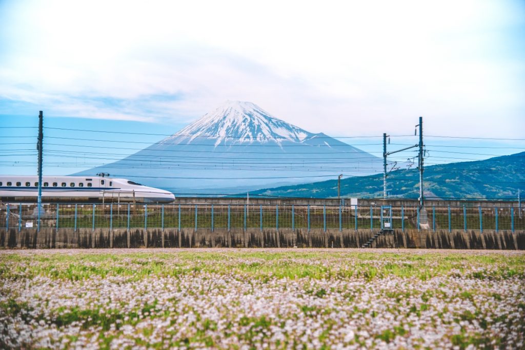 Tàu cao tốc Shinkansen đi ngang qua núi Phú Sĩ | Du lịch Nhật Bản mùa thu