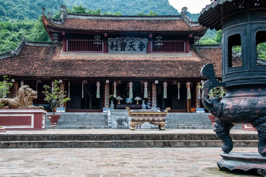 Chùa Hương là địa điểm du lịch quanh Hà Nội 100km mang tính tâm linh