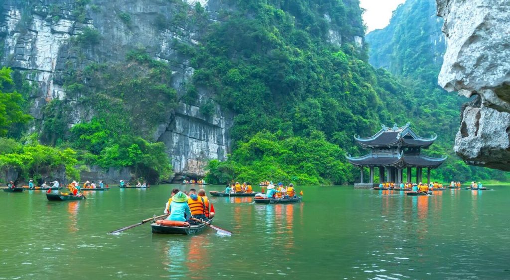 Tràng An, Ninh Bình là địa điểm du lịch quanh Hà Nội 100km mang nét đẹp của núi non hùng vĩ và sông nước hữu tình