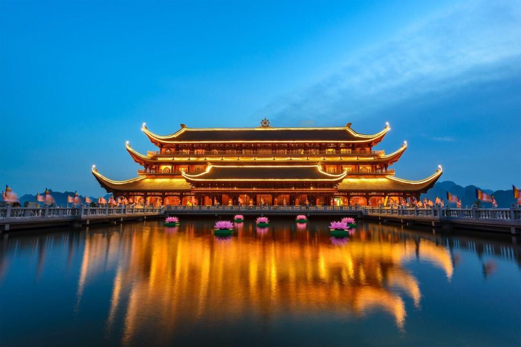 Du lịch quanh Hà Nội 100km tại chùa Tam Chúc