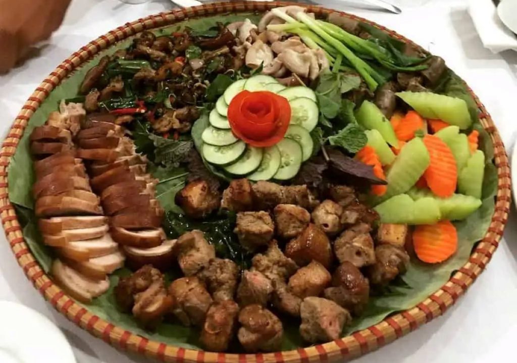 Lợn cắp nách, một đặc sản độc đáo của Sapa, mang trong mình hương vị đặc trưng khó quên của núi rừng Tây Bắc | Du lịch Sapa mùa đông