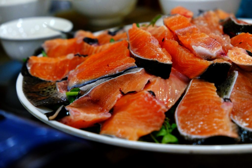 Món cá hồi ở Sapa với hương vị tự nhiên và cách chế biến tinh tế, mang đến trải nghiệm ẩm thực độc đáo | Du lịch Sapa mùa đông