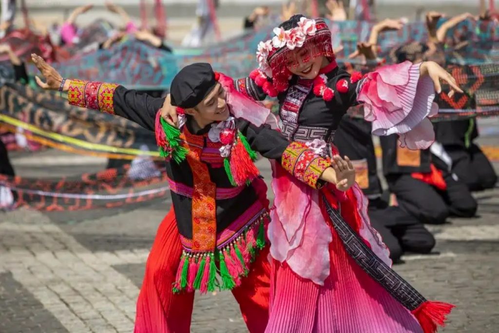 Các cặp đôi nam thanh nữ tú tại chợ tình Sapa | Du lịch Sapa mùa đông