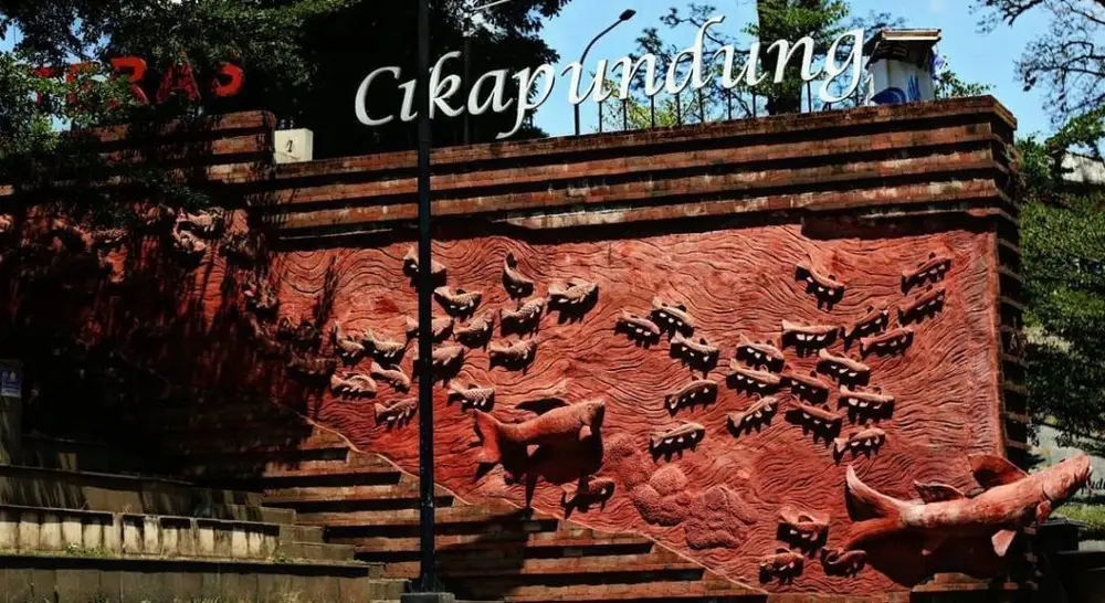 Landmark Terkenal & Tempat Wisata Dekat Dipatiukur